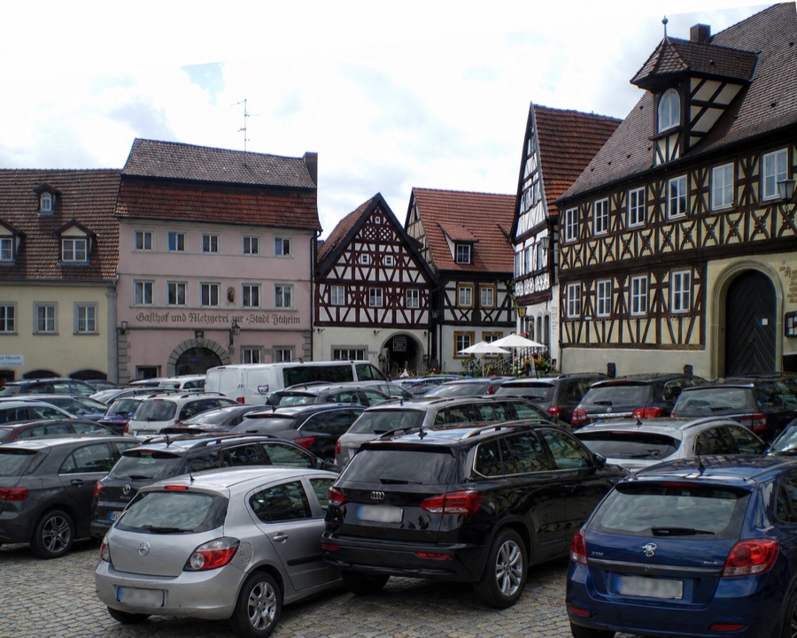Torbogen & Altstadt im historischen Kontext